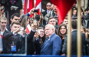 Lech Wałęsa z młodzieżą, 4 czerwca 2014 r.  / Fot. Jacek Domiński / REPORTER