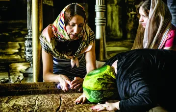 Chrześcijańscy pielgrzymi w Bazylice Grobu Bożego, Jerozolima, listopad 2012 r. / Fot. GREY PHOTOGRAPHY / DEMOTIX / CORBIS