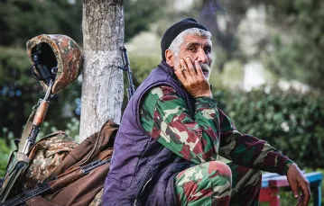 Armeński ochotnik w stanie gotowości. Askeran, Górski Karabach / Fot. Hrayr Badalyan / AP / EAST NEWS