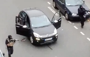 Terroryści podczas ataku na redakcję magazynu „Charlie Hebdo”, Paryż, styczeń 2015 r. / Fot. Jordi Mir / AFP / EAST NEWS