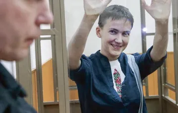 Nadia Sawczenko podczas rozprawy przed rosyjskim sądem. Donieck koło Rostowa, 21 marca 2016 r. / Fot. Ivan Sekretarev / AP / EAST NEWS
