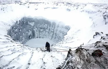 Jeden z kraterów na Półwyspie Jamalskim / Fot. YouTube