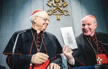 Kard. Lorenzo Baldisseri i Christoph Schönborn prezentują adhortację. Watykan, 8 kwietnia 2016 r. / Fot. Franco Origlia / GETTY IMAGES