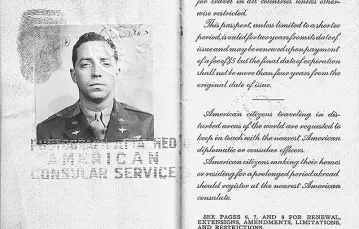 Wojskowy dokument tożsamości pilota Roberta Trimble’a. / Fot. Materiały prasowe