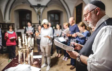 Rabin Rami Shapiro prowadzi modlitwę szabatową w klasztorze oo. Pallotynów, Kielce, 14 maja 2016 r.  / Fot. Wojciech Habdas / RADIO KIELCE