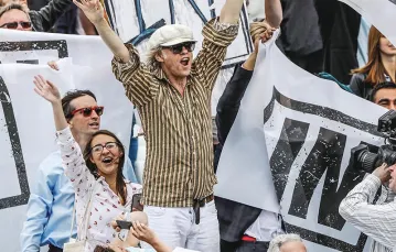 Bob Geldof ze zwolennikami pozostania Zjednoczonego Królestwa w UE – ich starcie z flotyllą kutrów rybackich demonstrujących za „Brexitem” prasa nazwała „Bitwą o Tamizę”. Londyn, 15 czerwca 2016 r. / Fot. Stefan Wermuth / REUTERS / FORUM