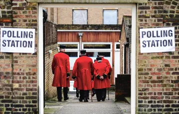 Pod punktem wyborczym: byli żołnierze, pensjonariusze domu spokojnej starości w londyńskiej dzielnicy Chelsea, 23 czerwca 2016 r. / Fot. Leon Neal / AFP / EAST NEWS
