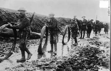 Brytyjscy żołnierze budują zasieki. Walki nad Sommą, wrzesień 1916 r. / Fot. Library of Congress