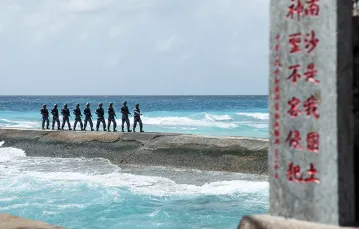 Chińskic patrol na jednej z wysp archipelagu Spratly, luty 2016 r. Napis głosi: „To nasza ziemia, święta i nienaruszalna” / Fot. CHINA STRINGER NETWORK