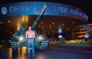 Nocą na lotnisku Atatürka w Stambule, 16 lipca 2016 r. / Fot. IHLAS / REUTERS / FORUM