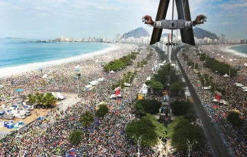 Im wyżej, tym więcej widać. Setki tysięcy młodych  katolików na plaży Copacabana podczas Światowych Dni Młodzieży, Rio de  Janeiro, 28 lipca 2013 r.  / MARIO TAMA / GETTY IMAGES 