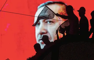 Po załamaniu puczu wojskowego. W tle tablica elektroniczna z prezydentem Erdoğanem. Ankara, 17 lipca 2016 r. / Fot. Chris McGrath / GETTY IMAGES