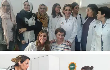 U góry: inauguracja Centrum WAHA w Izmirze; w złotej chuście Semira Güzüboyk. Na dole: Wafaa Mohammed (z lewej) i dr Hatice Karahan. / Fot. Marcelina Szumer