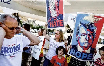 Zwolennik i przeciwnicy Donalda Trumpa, Denver, 29 lipca 2016 r. / Fot. Brennan Linsley / AP / EAST NEWS