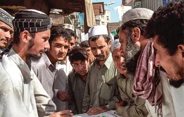 Przedstawiciel jednej z organizacji dżihadystycznych zbiera pieniądze na szkolenia bojowników w Afganistanie. Peszawar (Pakistan), październik 2001 r. / Fot. Robert Nickelsberg / GETTY IMAGES