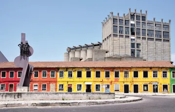 Kiedyś miasto Barreiro było wielkim ośrodkiem przemysłowym; w takich domkach okalających fabryki mieszkali pracownicy. Portugalia, lato 2016 r. / Fot. Paulina Pacuła