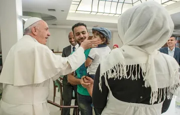 Papież przyjmuje rodzinę syryjskich uchodźców w watykańskim Domu św. Marty, 11 sierpnia 2016 r. / Fot. OSSERVATORE ROMANO / AFP FOTO / EAST NEWS