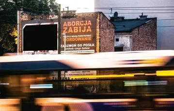 Zdjęcie zmasakrowanego płodu na billboardzie zostało zasłonięte przez redakcję „TP”. Kraków, okolice ronda Grunwaldzkiego, sierpień 2016 r. /  / Fot. Grażyna Makara