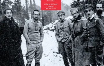 Na okładce: Józef Piłsudski (2. z lewej) z żołnierzami Legionów; zdjęcie wykonano na froncie wschodnim, zapewne na Wołyniu, gdzie Legiony walczyły w 1916 r. / Fot. Domena publiczna
