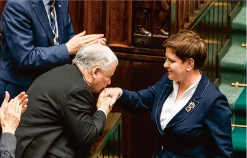 Sejm przyjął ustawę o obniżeniu wieku emerytalnego. Premier Beata Szydło z Jarosławem Kaczyńskim, 16 listopada 2016 r. / / Fot. KRYSTIAN MAJ 