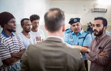 Minister spraw zagranicznych Niemiec Heiko Maas (tyłem) w ośrodku dla uchodźców w Zuwarze (Libia), 27 października 2019 r. / FLORIAN GAERTNER / GETTY IMAGES