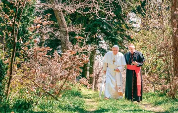 Anthony Hopkins jako Benedykt XVI i Jonathan Pryce jako kardynał Bergoglio w filmie „Dwóch papieży” / PETER MOUNTAIN / NETFLIX