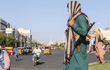 Do Omara, mieszkańca Heratu – głównego miasta na zachodzie kraju – docierają plotki, że talibowie chodzą po domach w poszukiwaniu broni i młodych niezamężnych kobiet. Na zdjęciu: talibowie na ulicy Heratu, 22 sierpnia 2021 r. / MIR AHMAD FIROOZ MASHOOF / AFP / EAST NEWS