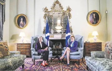 Premier Wielkiej Brytanii Theresa May (z lewej) i premier Szkocji Nicola Sturgeon na spotkaniu w siedzibie szkockiego rządu. Edynburg, 15 lipca 2016 r. / Fot. James Glossop / AP / EAST NEWS