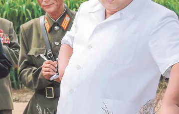 Przywódca Korei Północnej Kim Dzong Un z wizytą w kołchozie nr 1116, sierpień 2015 r. / Fot. KCNA / EAST NEWS