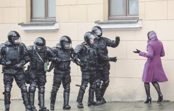 Policja blokuje ulicę podczas protestu w Mińsku, 25 marca 2017 r.  / Fot. SERGEI GRITS / AP / EAST NEWS  / 
