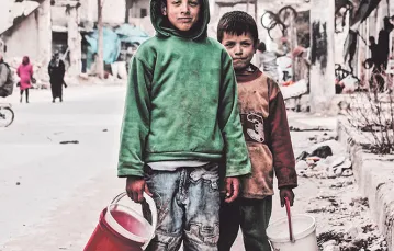 11-letni Chalid i jego 10-letni brat Abd al-Aziz. Aleppo, luty 2017 r. / Fot. Anna Wilczyńska