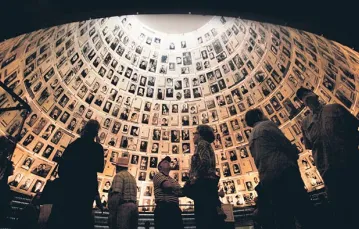 „Sala imion” ze zdjęciami zamordowanych Żydów. Miejsce Pamięci Yad Vashem, Jerozolima 2013 r. / Fot. Sebastian Scheiner / AP / EAST NEWS