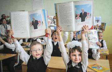 Na początek kolejnego roku nauki dzieci z tej szkoły w Mińsku dostały książkę o prezydencie Łukaszence, 1 września 2012 r. / Fot. Viktor Drachev / AFP / EAST NEWS