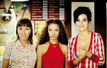 Lola Duenas (Sole), Yohana Cobo (Paula), Penelope Cruz (Raimunda) / 