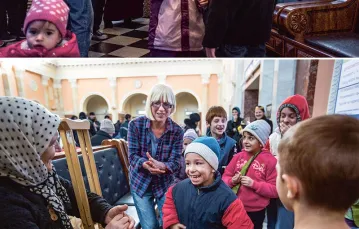 Marina Hulia i dzieci, tu w rozmowie z milicjantem Saszą. Dworzec Brześć, listopad 2016 r. / Fot. Jędrzej Nowicki