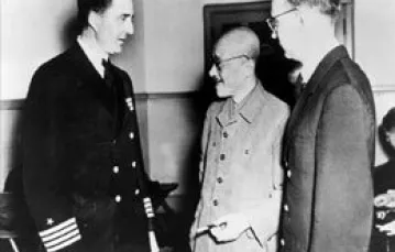Były premier Hideki Tojo (w środku) oraz jego adwokat, kapitan amerykańskiej armii Beverly Coleman / 