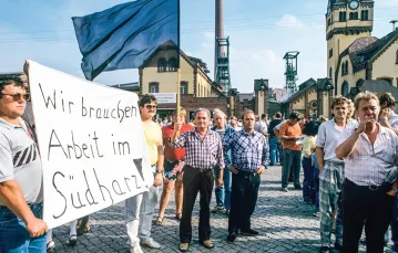 Górnicy z kopalni soli potasowej w miejscowości Bleicherode w górach Harz protestują w 1990 r., domagając się zachowania miejsc pracy. Po unii walutowej kopalnia była początkowo zarządzana przez Urząd Powierniczy (Treuhand), wkrótce wstrzymano wydobycie. / EBERHARD KLÖPPEL / ULLSTEIN BILD VIA GETTY IMAGES