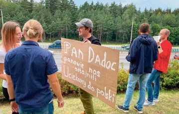 Pracownicy sektora IT protestują przed Parkiem Wysokich Technologii po tym, jak służby przeprowadziły rewizję w siedzibie firmy PandaDoc. Mińsk, 2 września 2020 r. / NAVINY.MEDIA