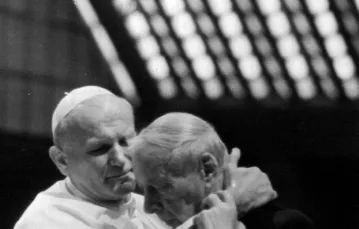 Jan Paweł II podnosi klękającego przed nim prymasa Stefana Wyszyńskiego. Watykan, 22 października 1978 r. AP / EAST NEWS / 