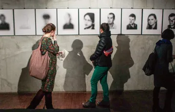 Wystawa „Zaginieni” Karoliny Jonderko, zorganizowana przez Itakę. Warszawa, styczeń 2013 r. / Fot. Jakub Kamiński / PAP