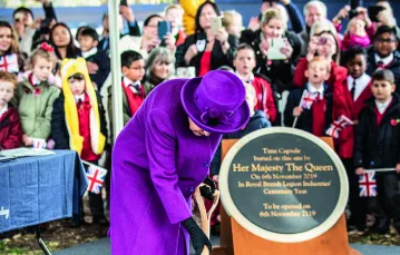 Królowa Elżbieta II zakopuje na 100 lat kapsułę czasu. Aylesford, Anglia, 2019 r.  FOT. RICHARD POHLE / THE TIMES / EAST NEWS / 
