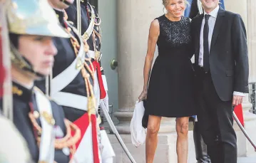 Emmanuel Macron z żoną przybywają na przyjęcie, którym prezydent Hollande uhonorował w Pałacu Elizejskim hiszpańską parę królewską. Paryż, 2015 r. / Fot. Jean Catuffe / GETTY IMAGES