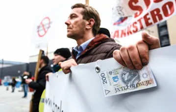 Frankowicze demonstrują po wzroście kursu szwajcarskiej waluty, Warszawa, 2015 r. / ADAM STĘPIEŃ / AGENCJA GAZETA