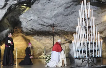 Benedykt XVI we Francji: Papież modli się w grocie w Lourdes, 13 września 2008 r. /fot. KNA-Bild / 