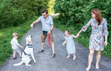 Iwona i Dominik Sidorowie z dziećmi Zosią i Frankiem oraz psem Heidi, czerwiec 2020 r. /  / JACEK TARAN DLA „TP”