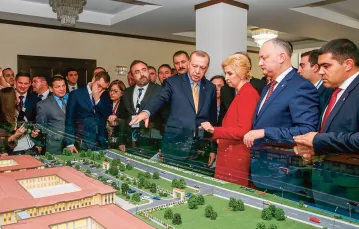 Prezydenci Turcji Recep Tayyip Erdoğan i Mołdawii Igor Dodon oglądają projekt kompleksu edukacyjnego w Komrat w Gagauzji, październik 2018 r. / MURAT KULA / ANADOLU AGENCY / GETTY IMAGES