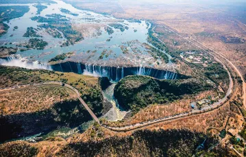 Wodospady Wiktorii i rzeka Zambezi na granicy Zimbabwe i Zambii, lipiec 2015 r. / MATTHIAS TODT / AFP / EAST NEWS