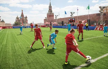 Football Park na placu Czerwonym pod murami Kremla. Moskwa, 28 czerwca 2018 r. / ALEXANDER ZEMLIANICHENKO / AP / EAST NEWS