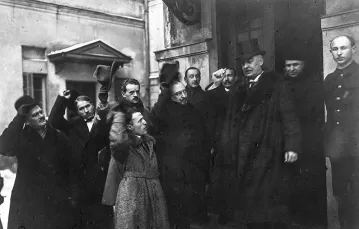 Gabriel Narutowicz wychodzi z Sejmu po zaprzysiężeniu na prezydenta RP. Warszawa, 11 grudnia 1922 r. / PAP / CAF