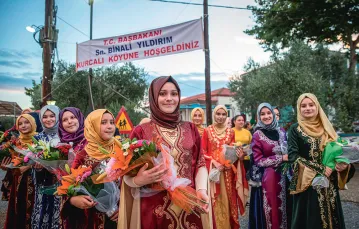 Członkinie mniejszości muzułmańskiej w oczekiwaniu na wizytę ówczesnego premiera Turcji Binaliego Yıldırıma, Komotini, Grecja, czerwiec 2017 r. / EMIN SANSAR / ANADOLU AGENCY / GETTY IMAGES